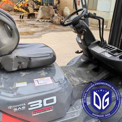 3t 8FDA30 Toyota Forklift bekas Mesin Hydraulic Forklift bekas yang kuat