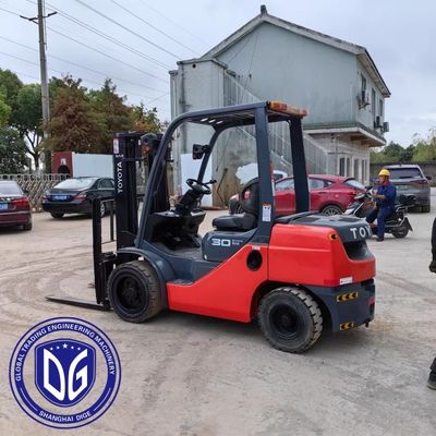 3t 8FDA30 Toyota Forklift bekas Mesin Hydraulic Forklift bekas yang kuat